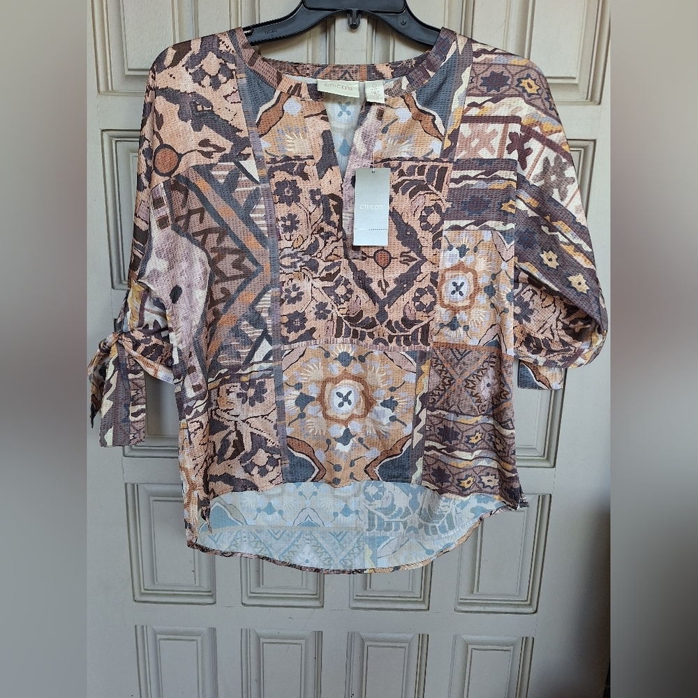 NWT Chico's Blouse Sz0P V Neck HiLo Tie Sleeves Earthtones Graphic Print